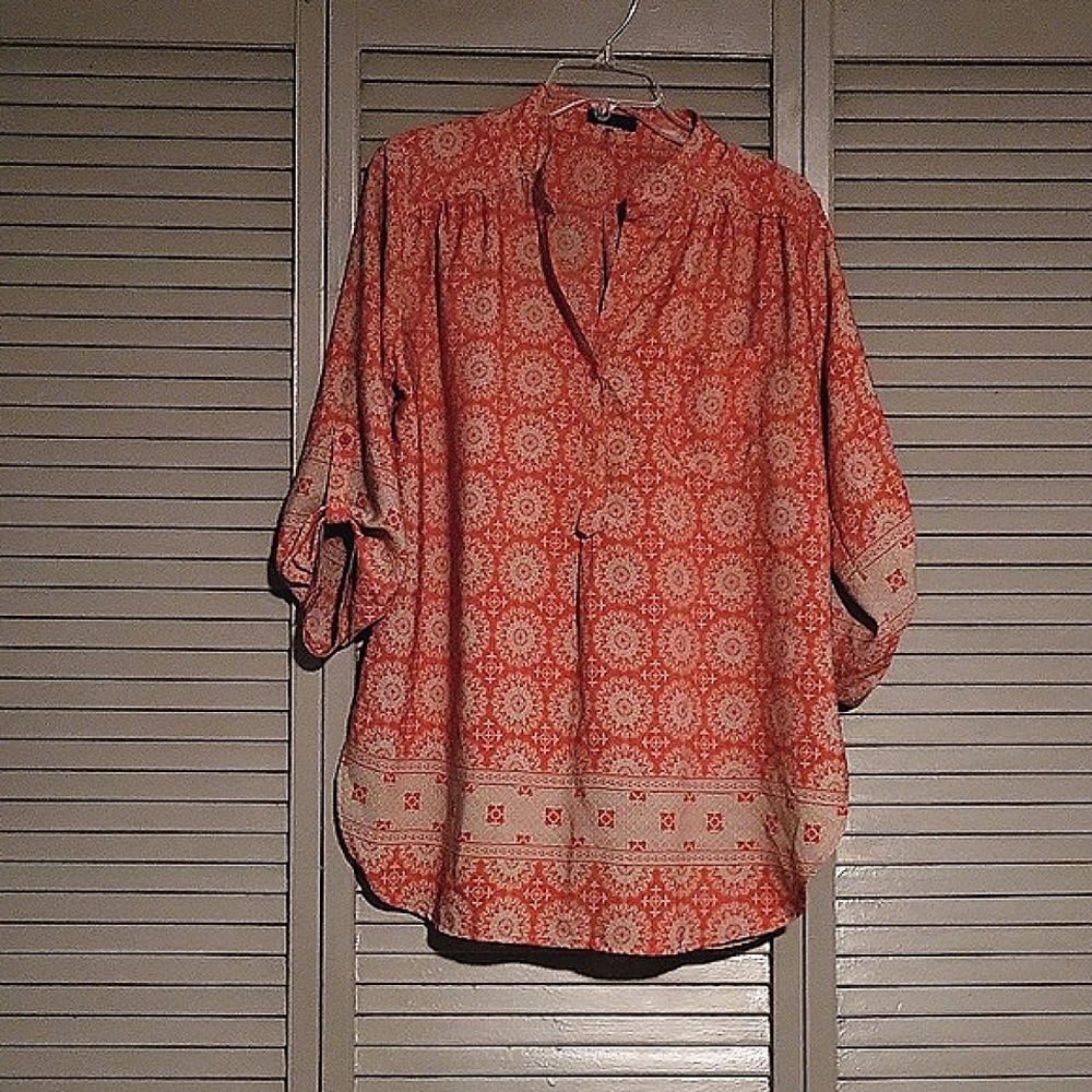 Cals multicolored blouse sleeves can be worn two different ways size XL